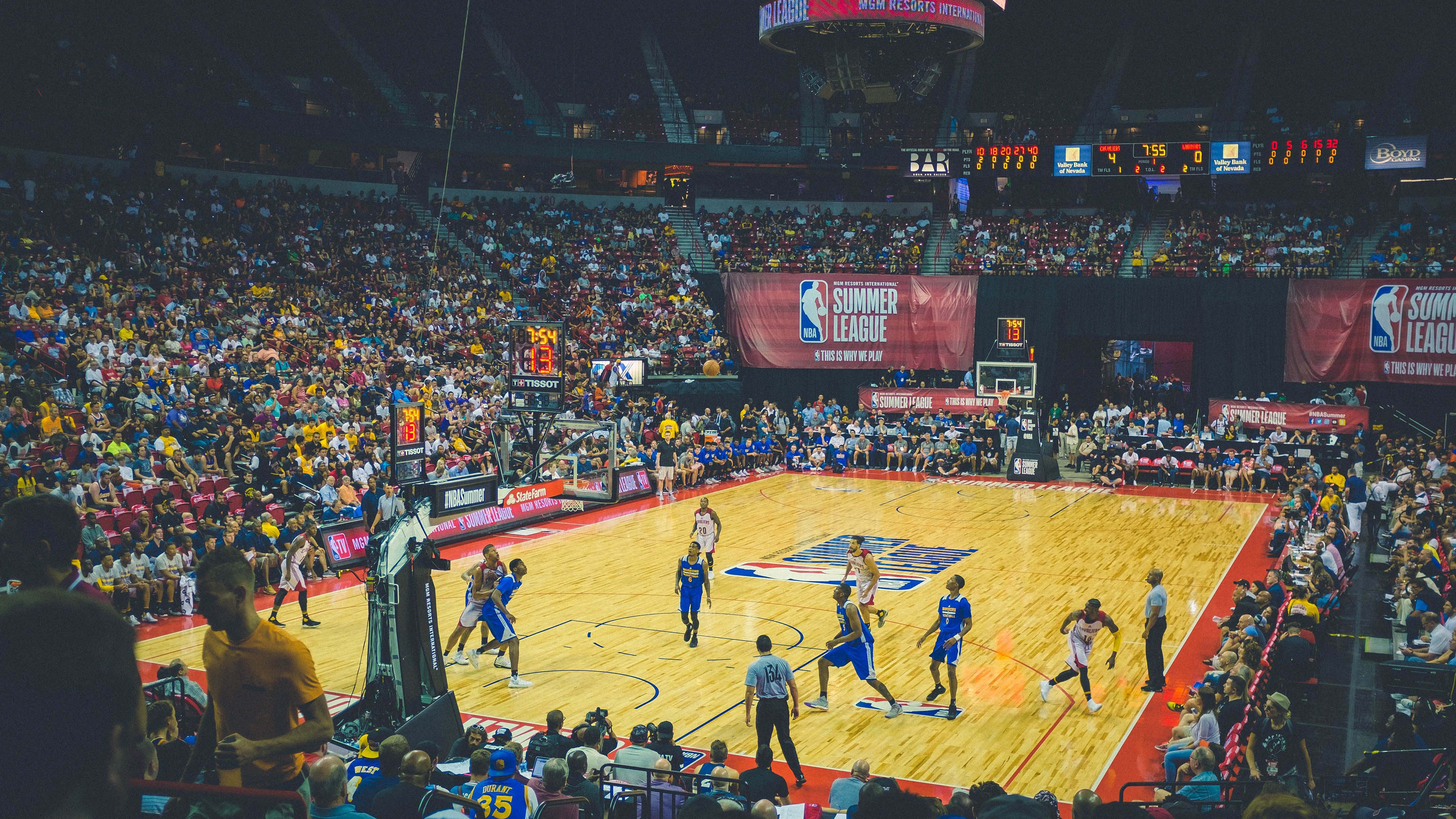 电竞主题文创产品广受欢迎，产业融合迈上新台阶，电竞文化产品的发展前景