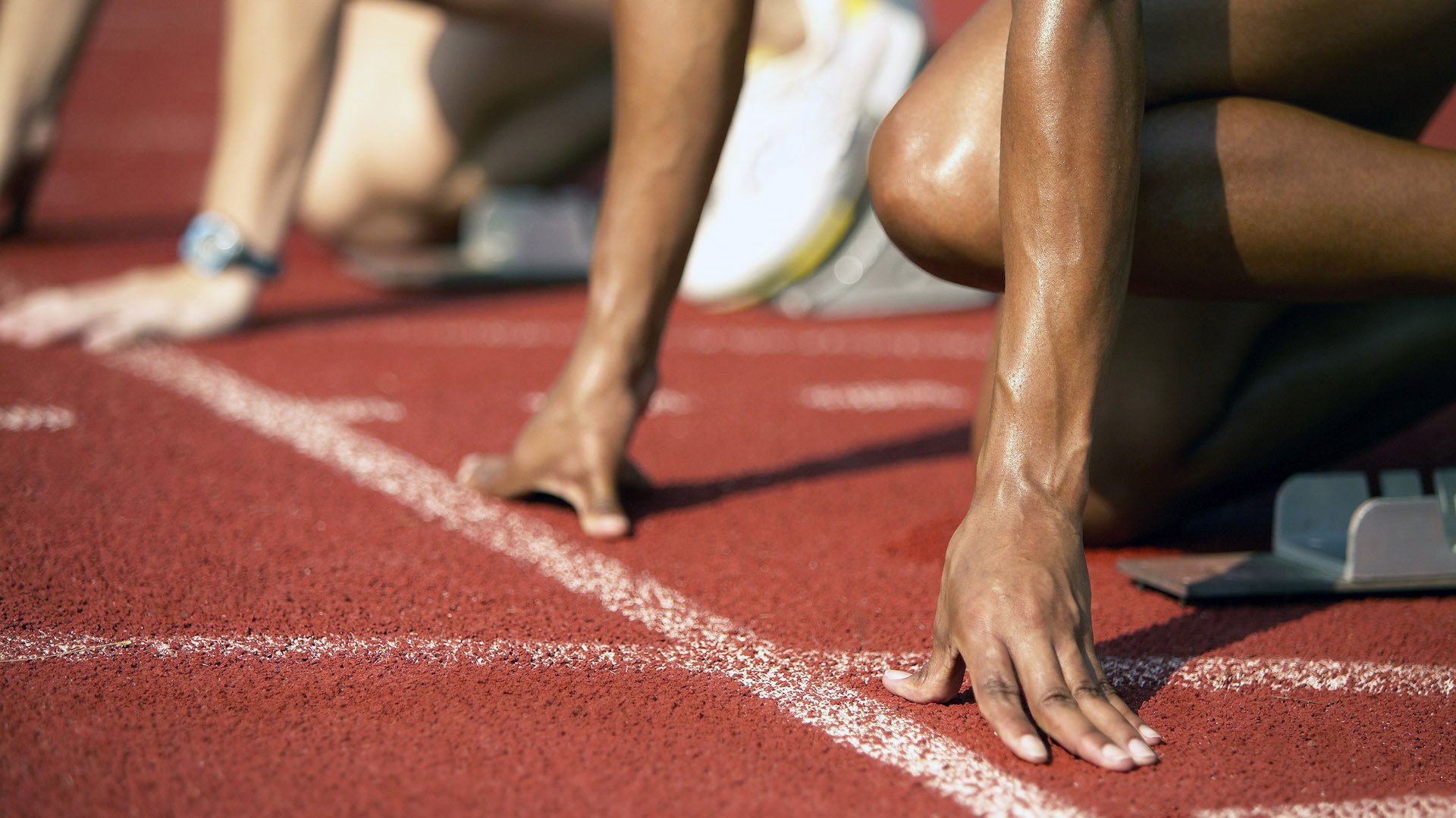 跨界合作推动电竞直播多平台同步播出，电竞跨界营销